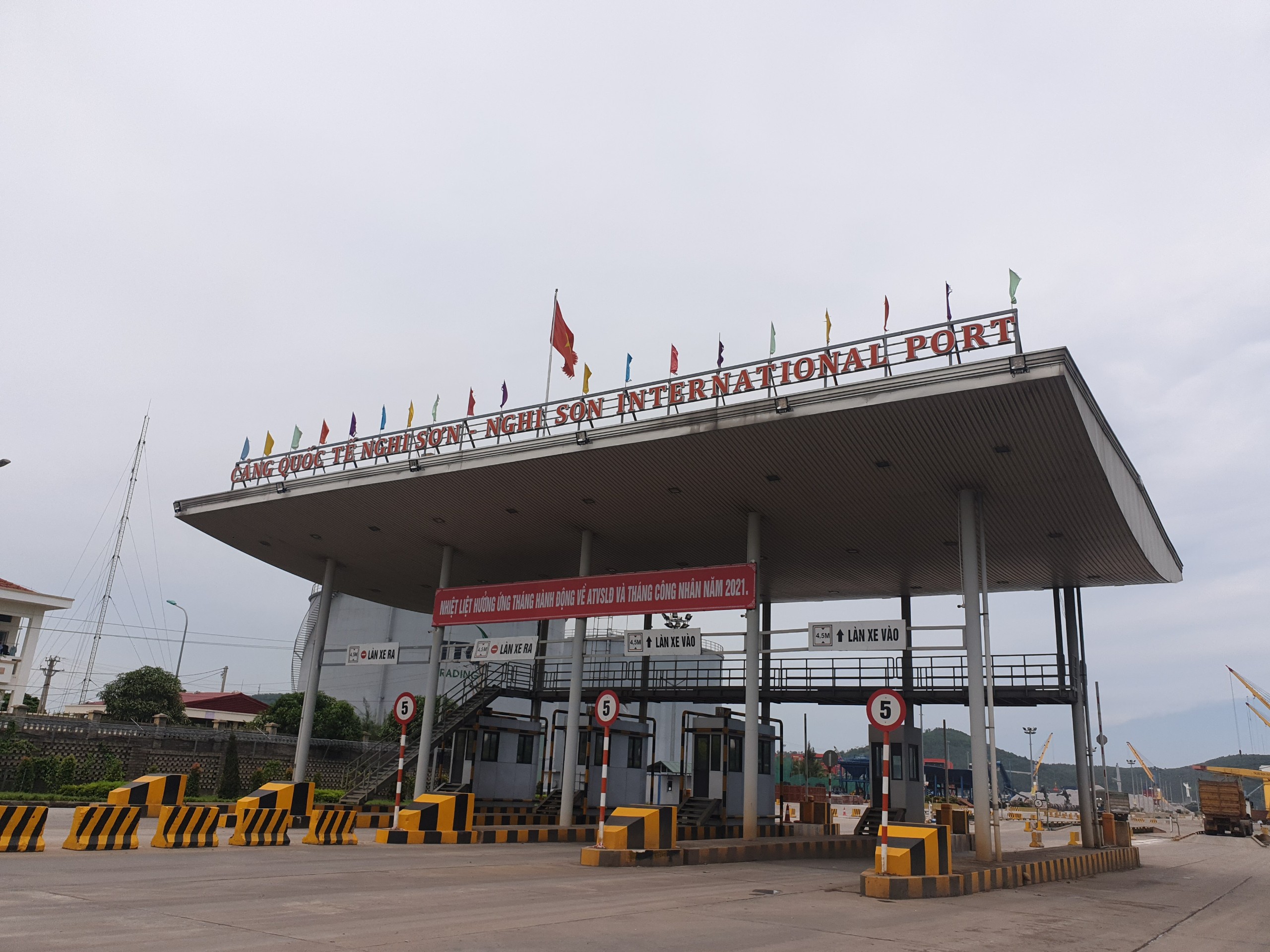 z2847964743446_094b67a07d8c3bf23221144e5b11800e-1 khu-mui-bep-an-tap-the